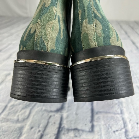 Kenneth Cole New York Levon 2.0 Welt Chelsea Boot
Olive Camouflage Ankle Boots - Picture 7 of 12